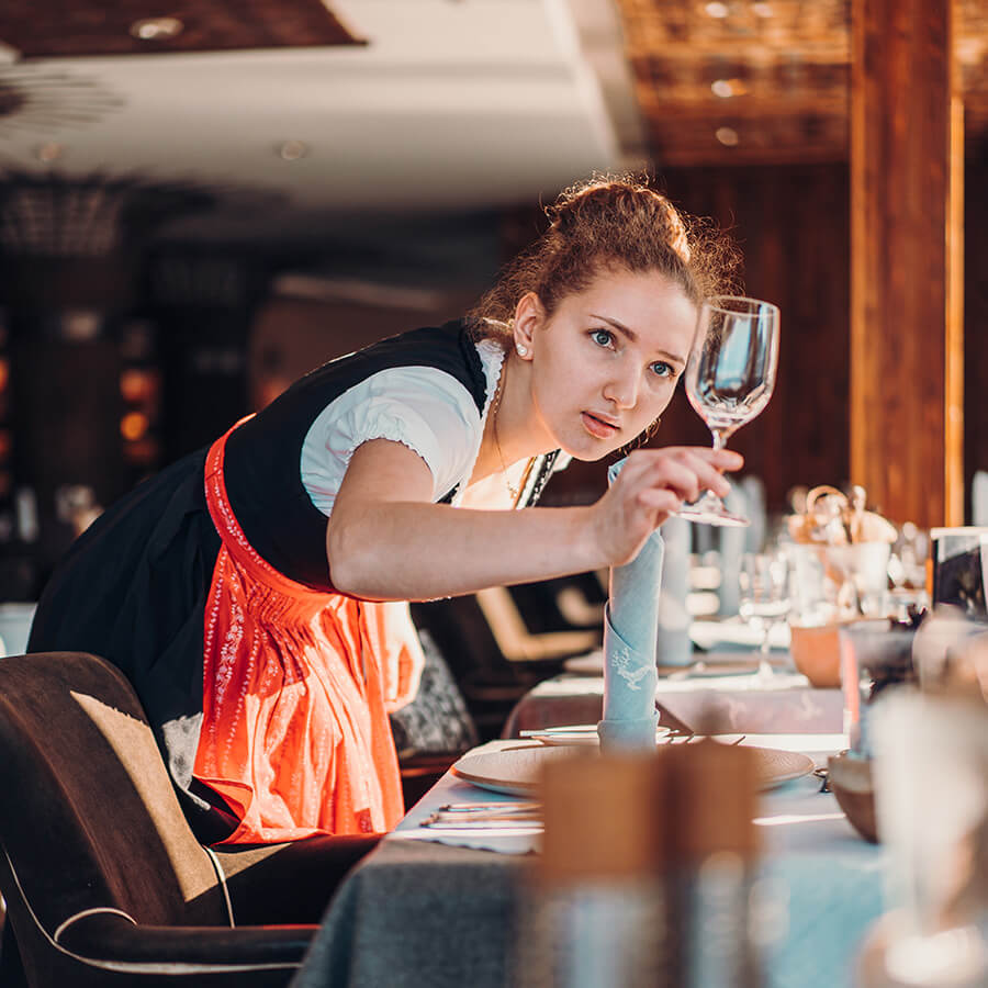 jungbrunn-crew-job-chef-de-rang-mitarbeiter