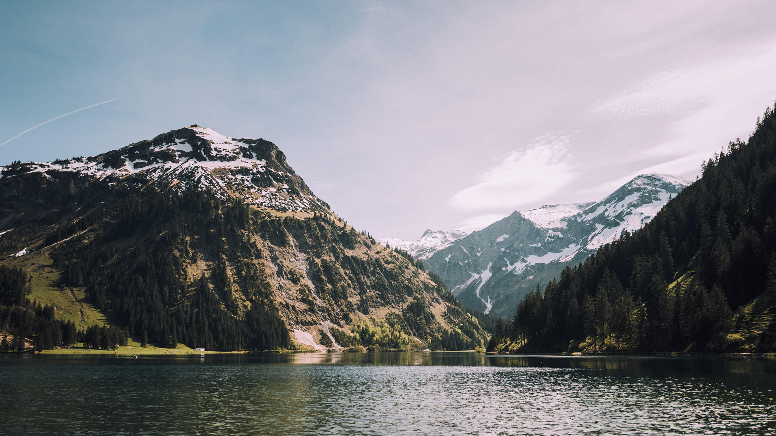jungbrunn-crew-reutte-berglandschaft-mit-see